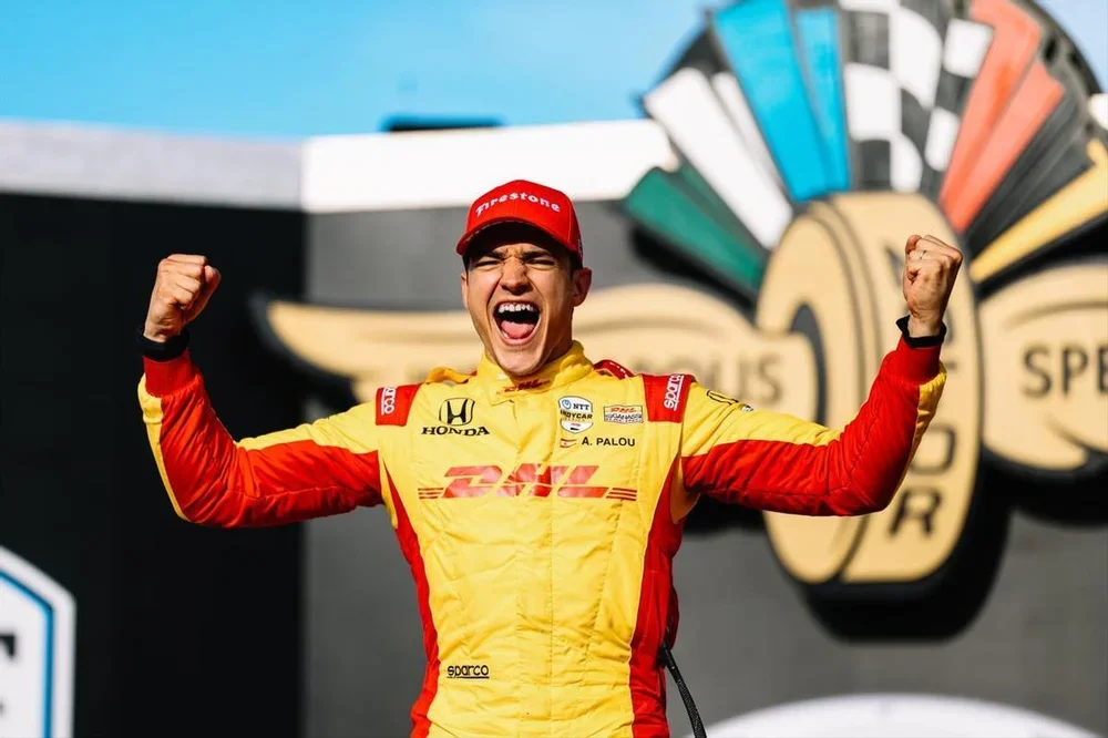 Álex Palou celebrando la victoria en el circuito interior de Indianápolis en 2025