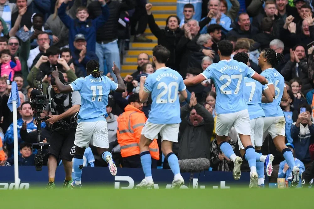 Doku celebra su gol al Brentford en e Etihad