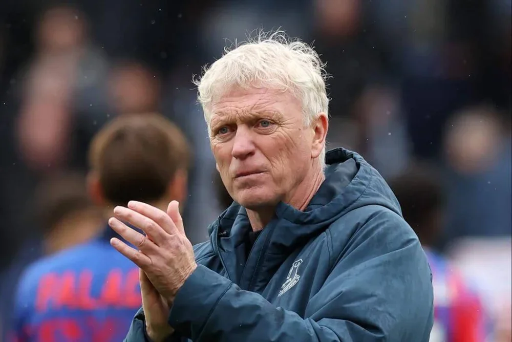 A grim-faced David Moyes applauds the travelling Everton support at Selhurst Park