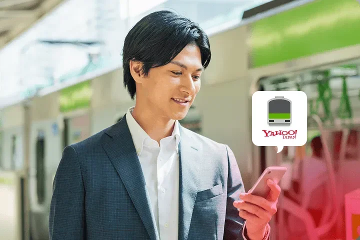 Yahoo! JAPAN乗換案内を見る男性